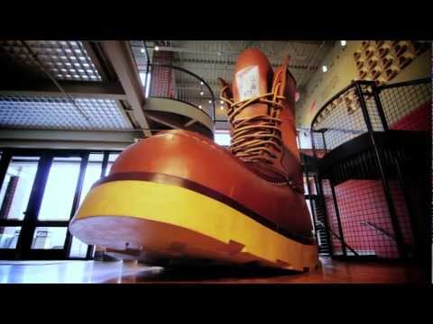 Red Wing Shoes –  самая большая обувь в мире.